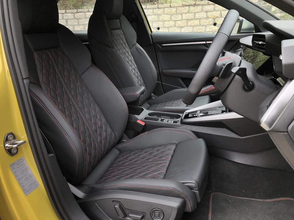 舒適地劈 Audi S3 Sportback quattro