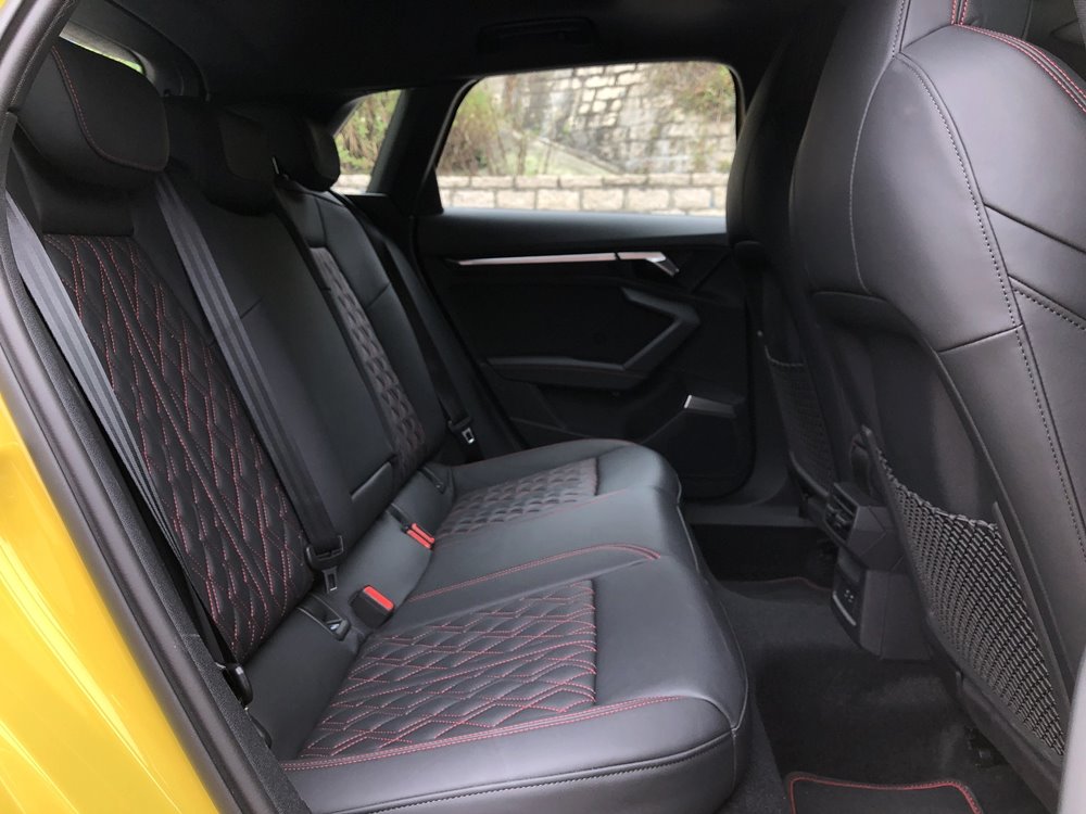 舒適地劈 Audi S3 Sportback quattro