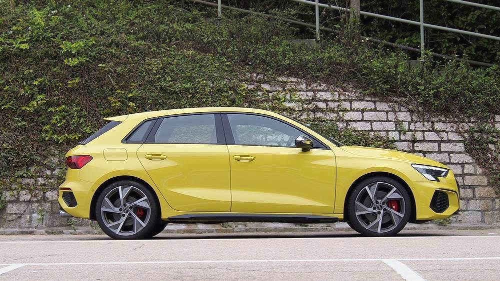 舒適地劈 Audi S3 Sportback quattro