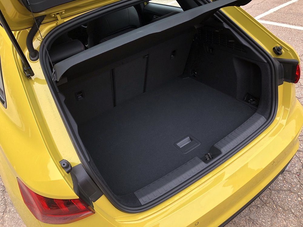 舒適地劈 Audi S3 Sportback quattro