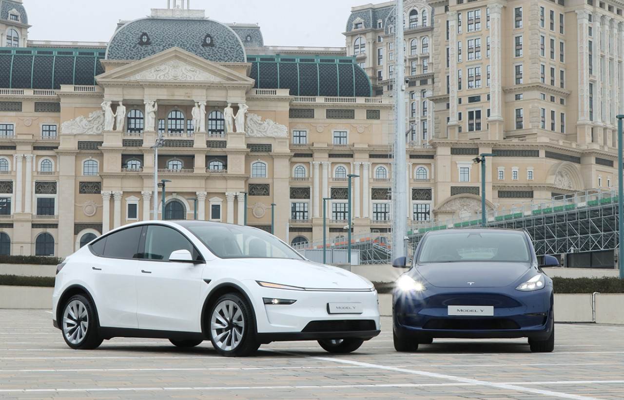 見過新版Model Y (左)，舊版就明顯有落伍之感。