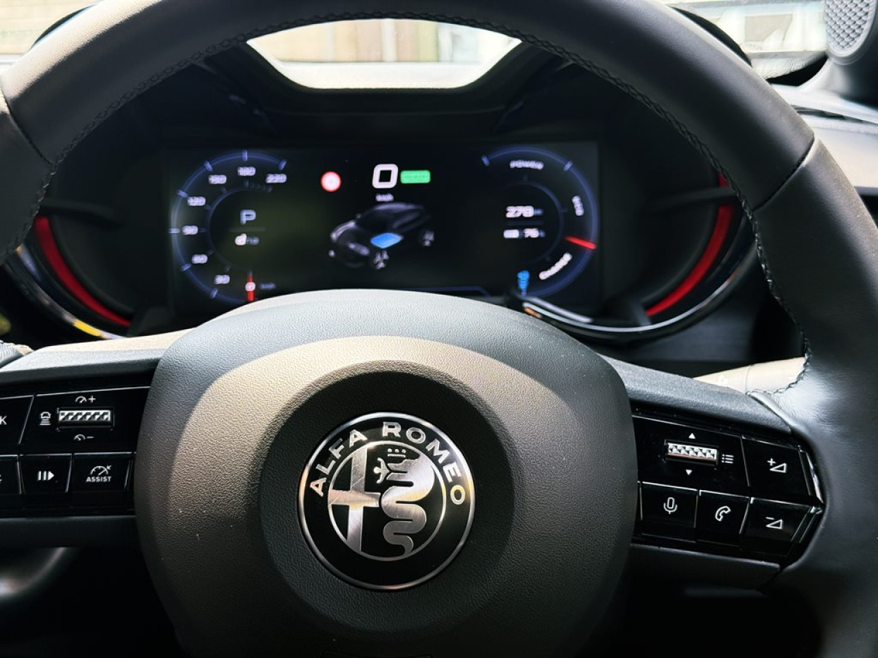 跑車化的軚盤和全數碼化的 10.25 吋 TFT 儀表板。