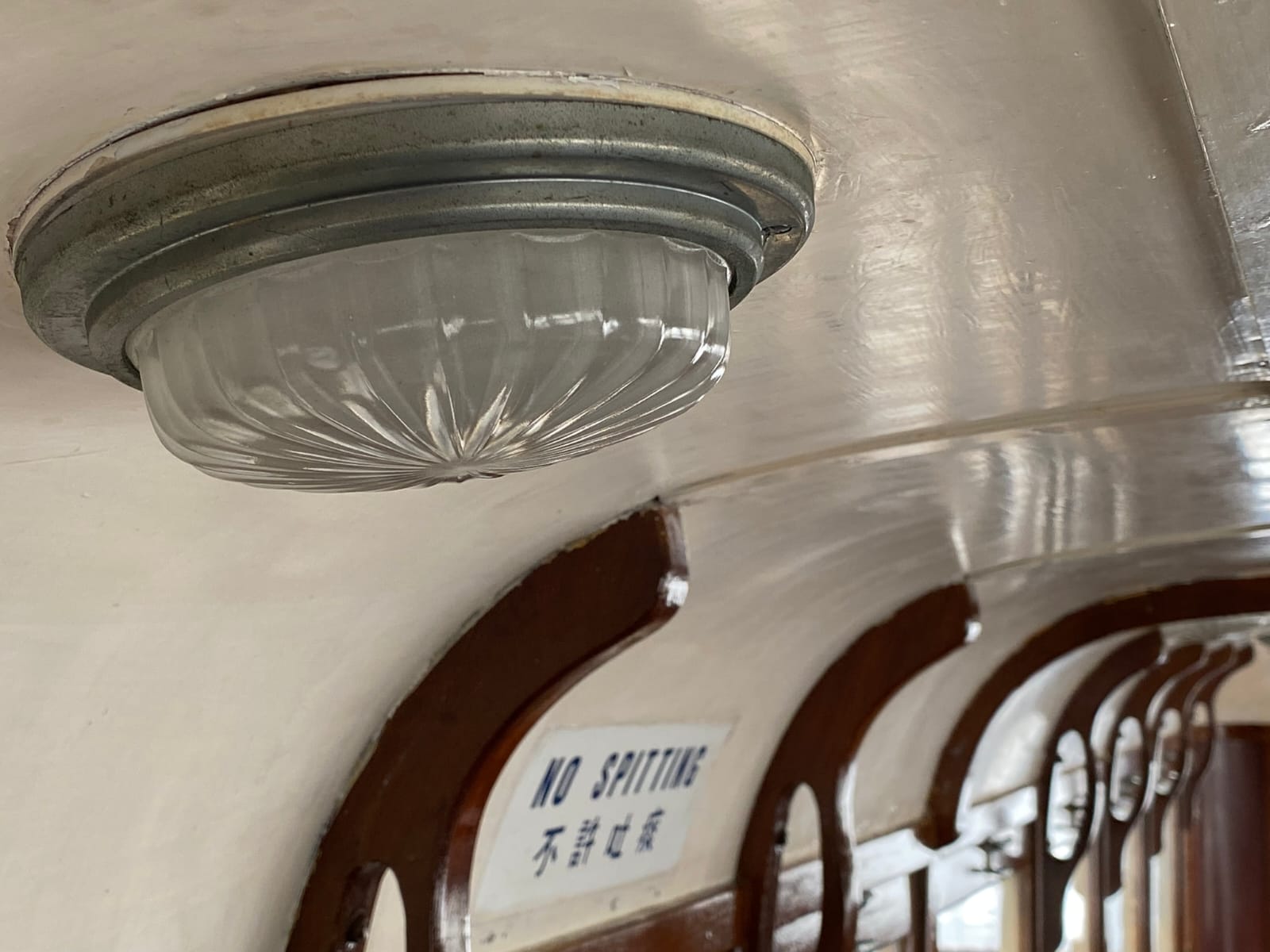 車廂的照明系統，是否覺得似曾相識？