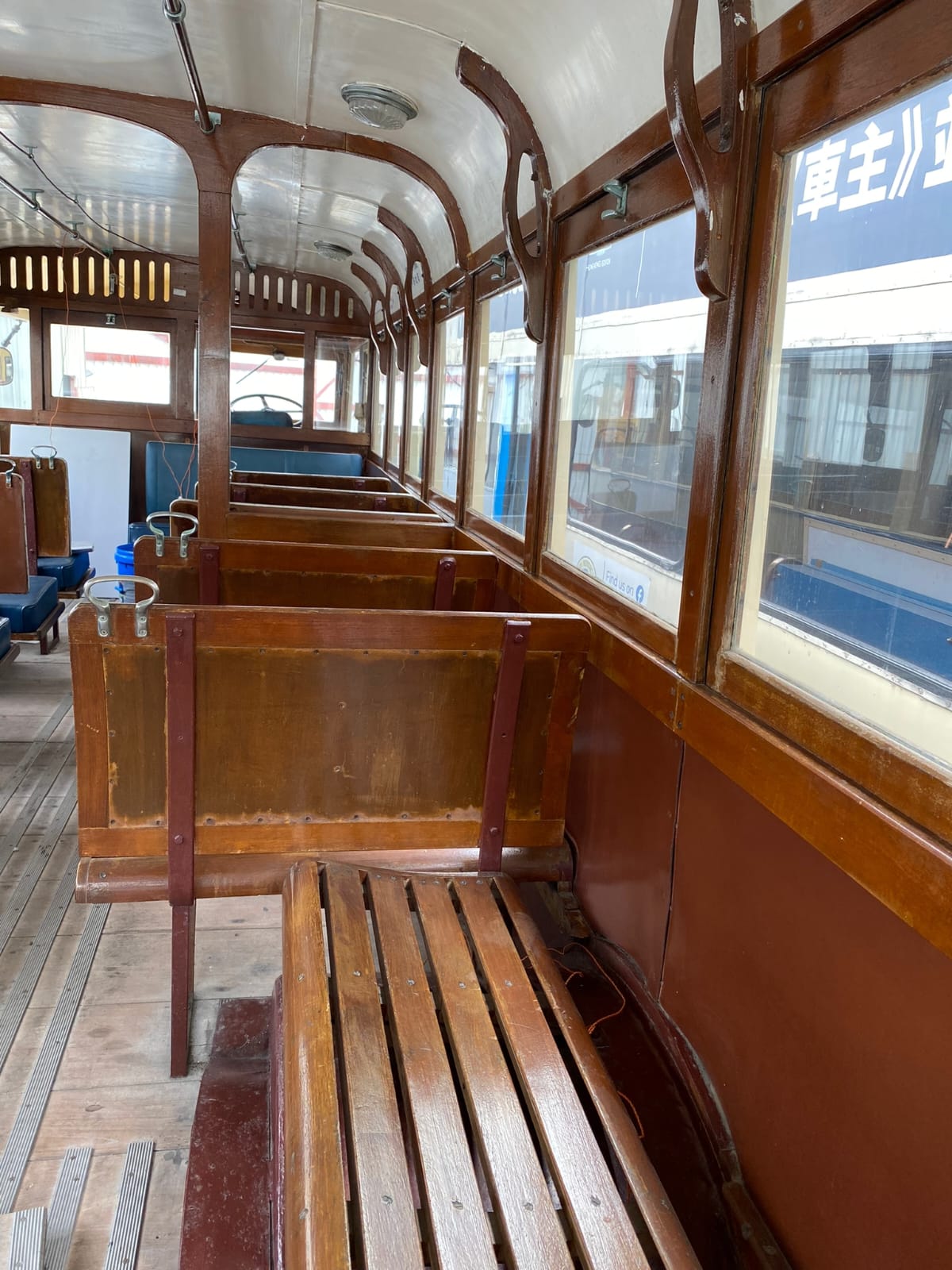 車身當年由香港設計並製造。 <br>柚木車身設計與戰後電車非常相似。
