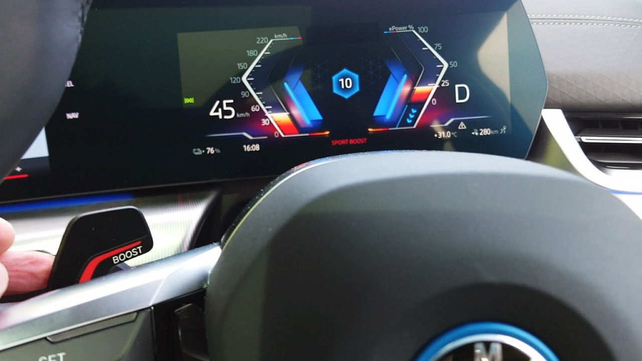 軚盤後有Sport Boost的撥片，拉一下就有10秒的Boost加速馬力功能。