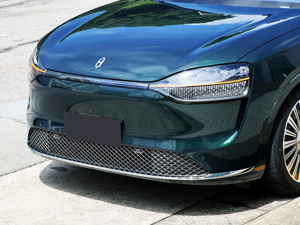 配備HUAWEI xPIXEL嘅智能投影大燈，除咗係車頭燈，仲具備投影功能。