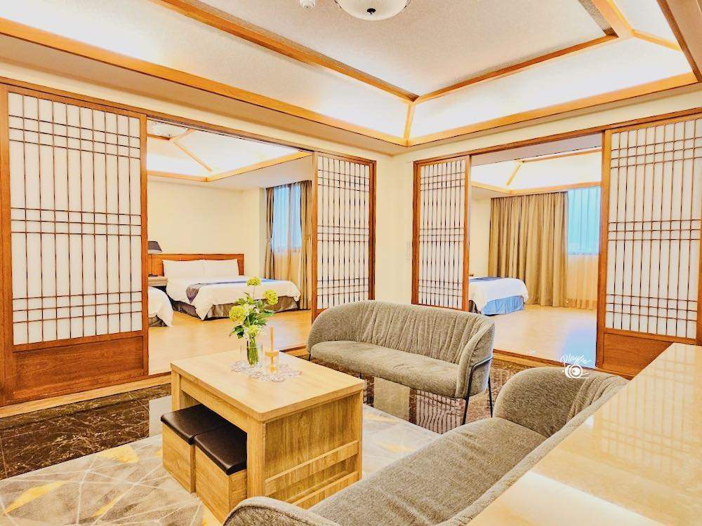 長假期例如暑假最受家族旅遊歡迎的六人房，仲有個寬敞客廳。