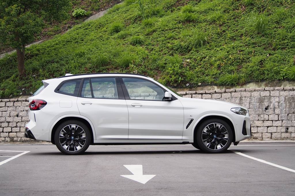 電動後驅BMW iX3