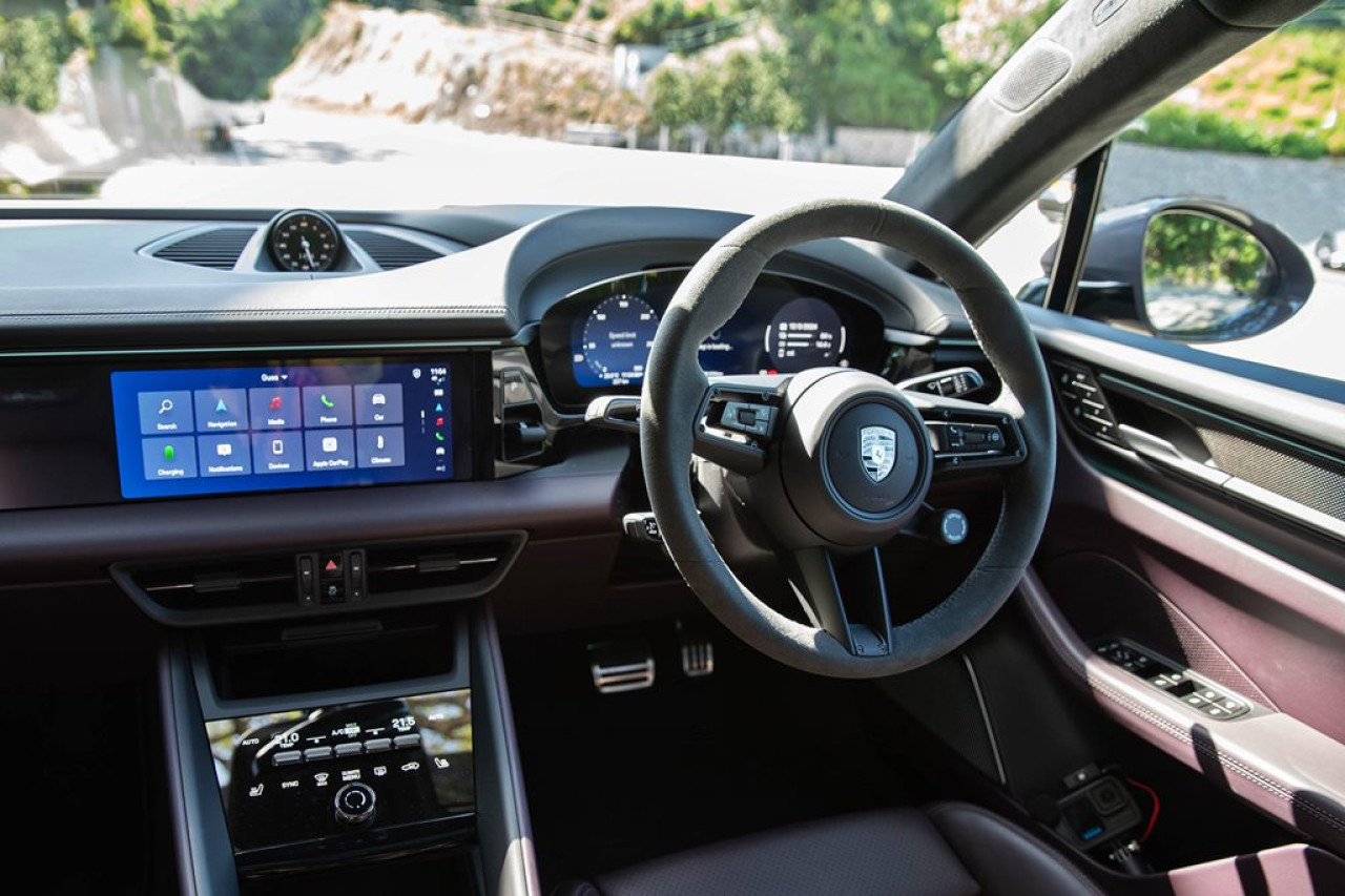 首次配備採用 AR 實境技術的抬頭顯示螢幕，效果相當於使用了 87 吋的顯示器。(圖片未有顯示)