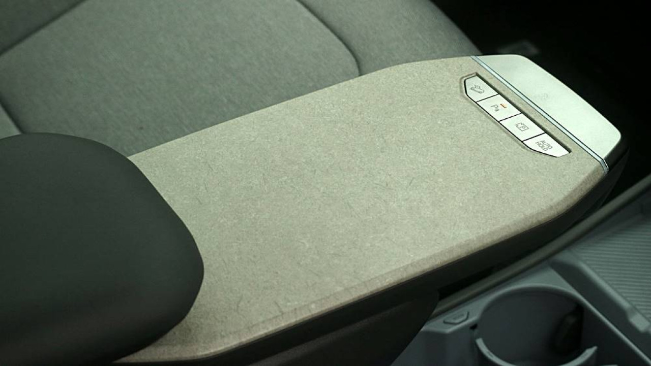 駕駛席與領航席中間的懸浮式滑動桌面。