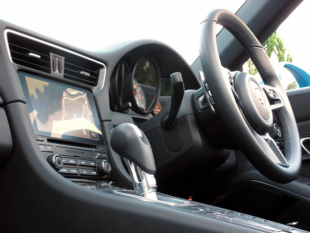 鬧巿中的邁亞美藍蝶 Porsche 911 Carrera 4S Cabriolet