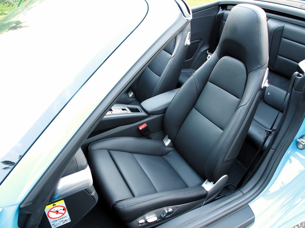 鬧巿中的邁亞美藍蝶 Porsche 911 Carrera 4S Cabriolet