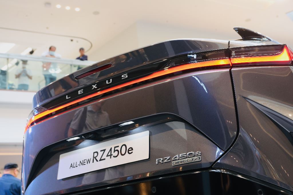 Lexus RZ450e