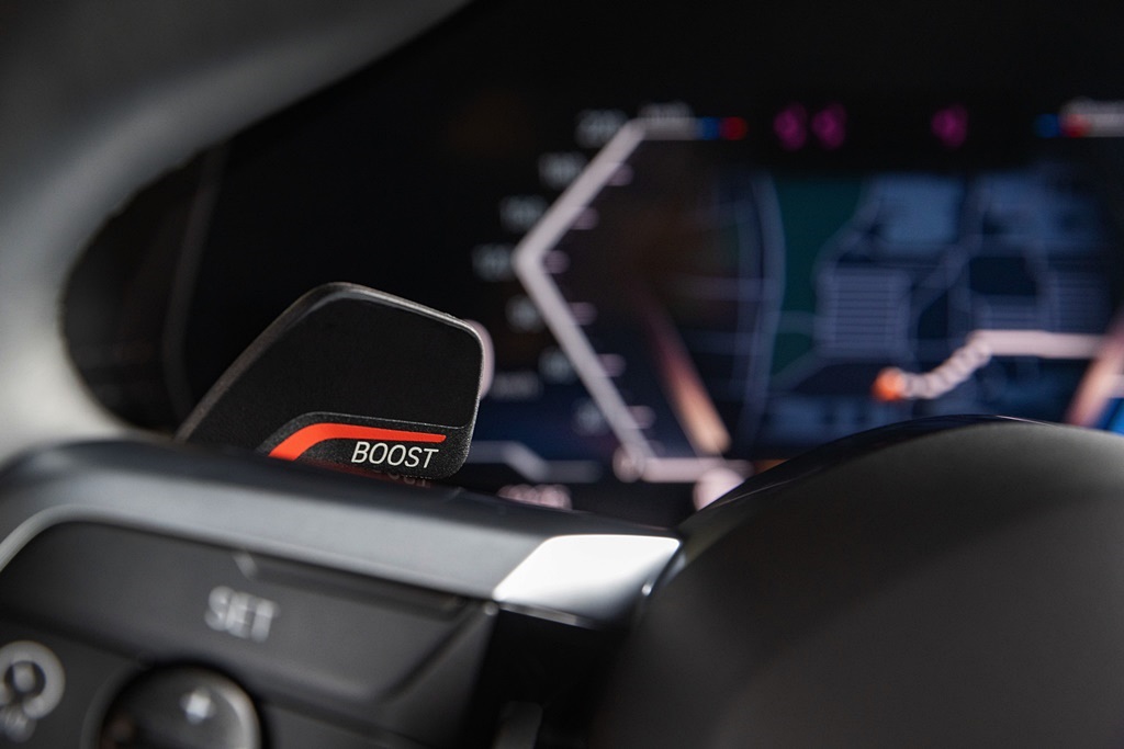 M Sport Edition 更配備 Boost 功能，為車輛在充足的電量下提供額外 40hp 馬力。