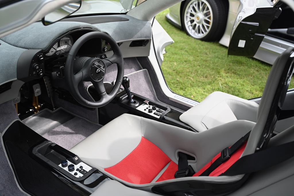 McLaren F1擁有獨特的品字形三個座位設計，駕駛席在中間。